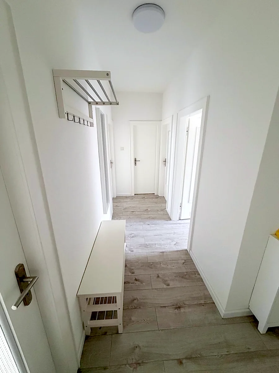 Eingerichteter Flur mit Garderobe und Sitzbank